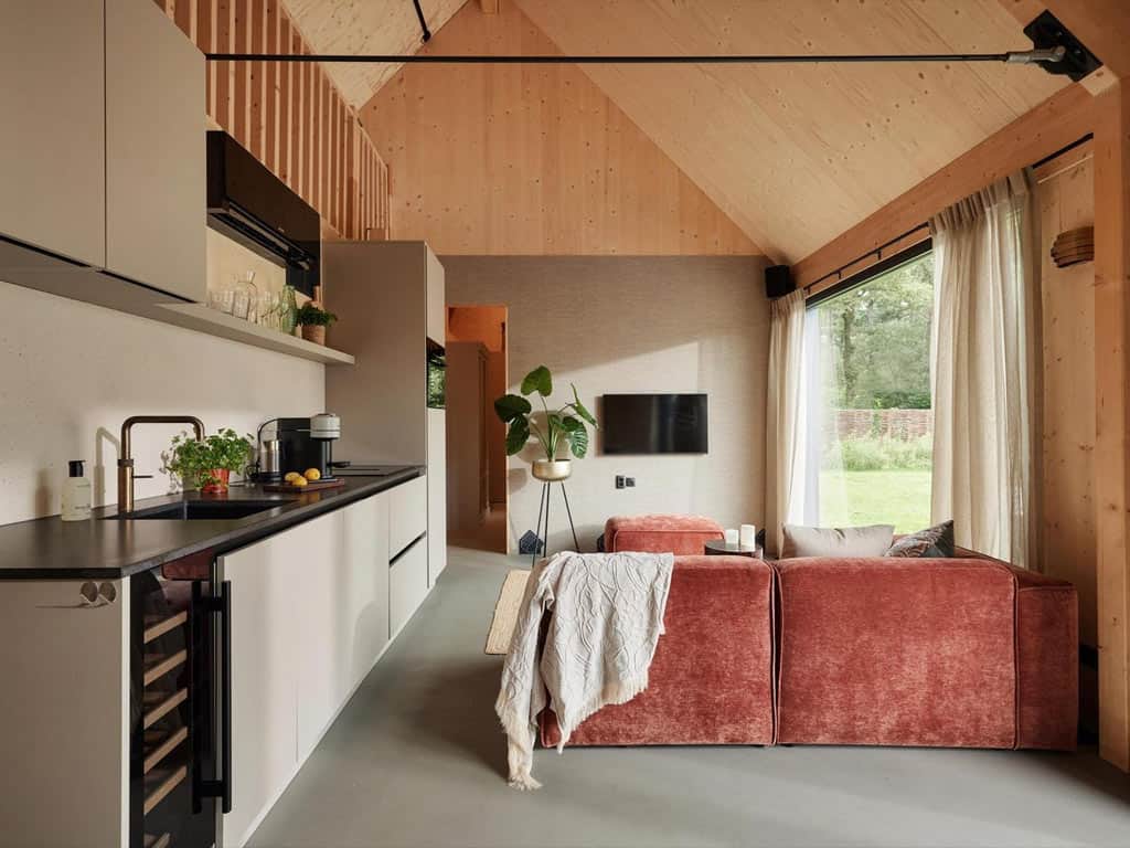 Impressie van het interieur in de 4-persoons lodge Unbrick One met jacuzzi en sauna bij Roodewoud in Drenthe