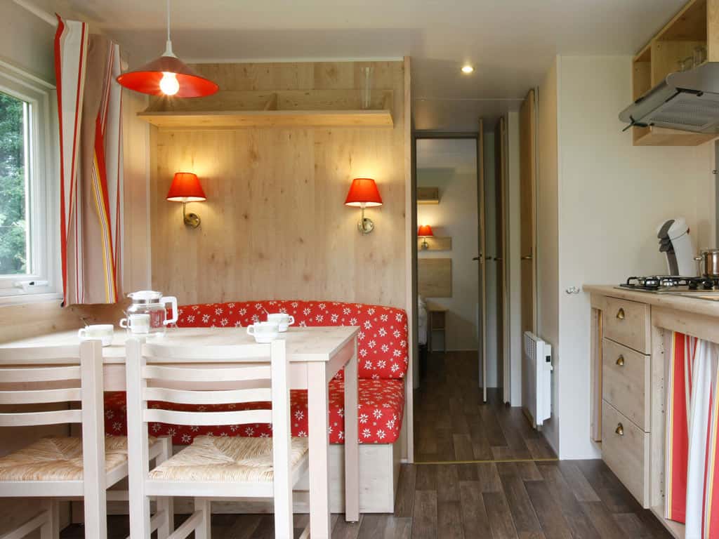 Impressie van het interieur in de 4-persoons Pipowagen op Molecaten Park De Leemkule