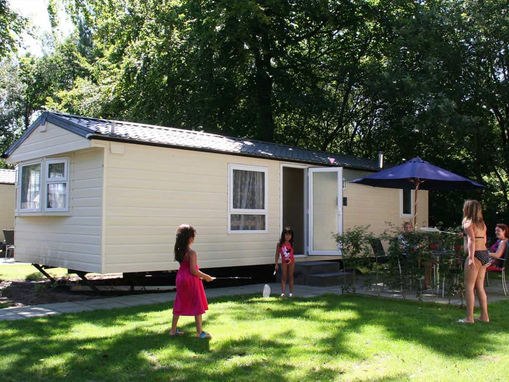 Impressie van stacaravan Woodpecker voor 4 personen op Molecaten Park Bosbad Hoeven in Brabant