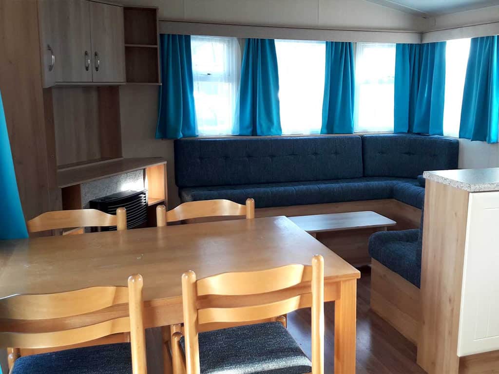 Impressie van het interieur in de 4-persoons Woodpecker stacaravan op Molecaten Park Bosbad Hoeven