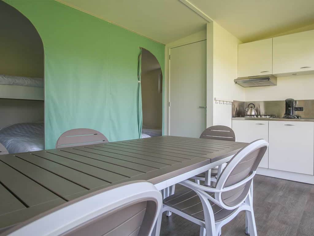 Impressie van het interieur in de 5-persoons kampeer cabin Vlinder op Molecaten Park Kuierpad in Drenthe