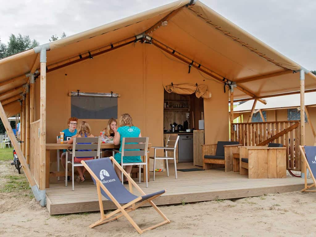Impressie van de safaritent voor 5 personen op Molecaten Park Flevostrand in Biddinghuizen