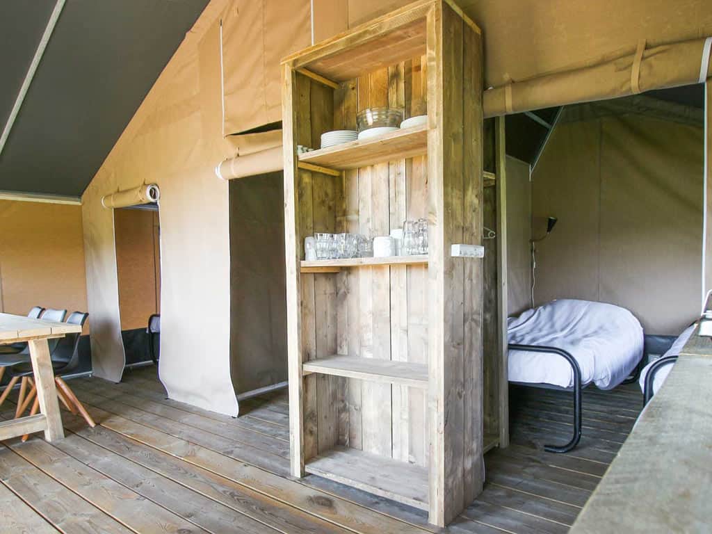 Impressie van het interieur in de 6-persoons Brabant tent op Molecaten Park Bosbad Hoeven