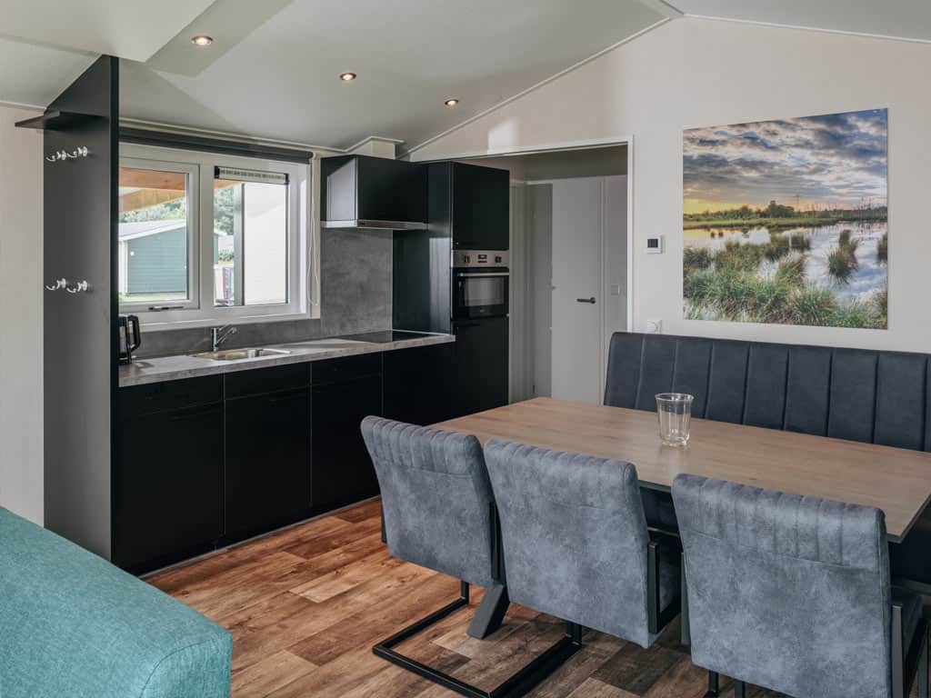 Impressie van het interieur van het 6-persoons chalet Aalscholver 6 op Vakantiepark Giethoorn
