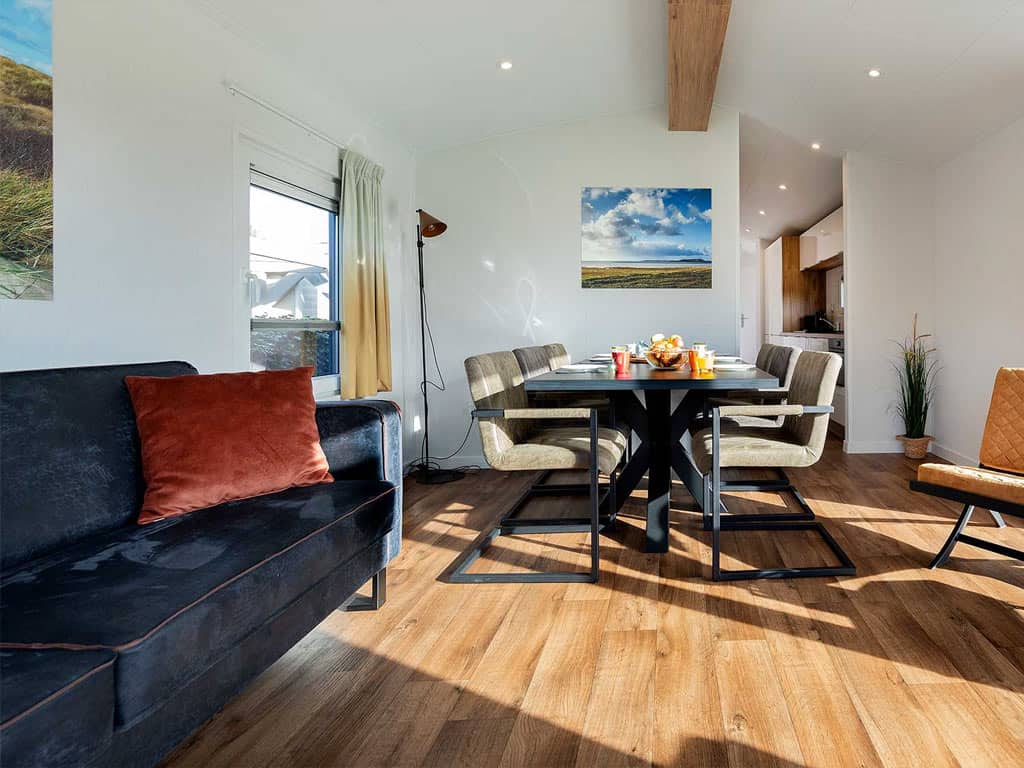 Impressie van het interieur in het 6-persoons chalet Lijster op Molecaten Park 't Hout in Bakkeveen