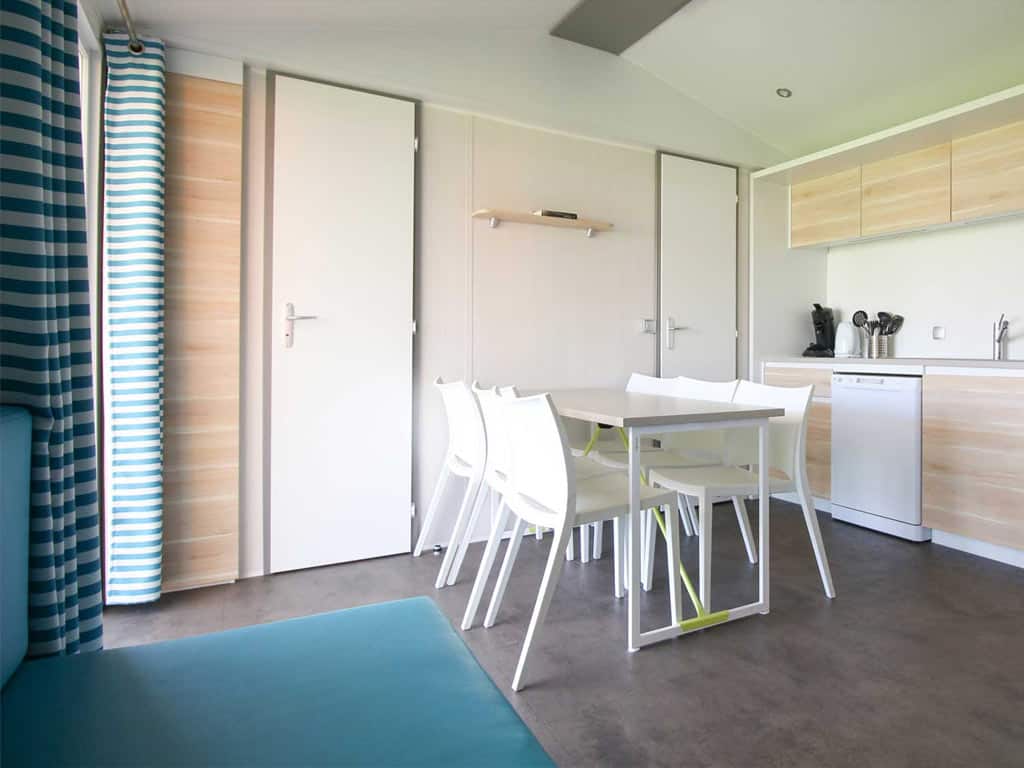Impressie van het interieur in het 6-persoons chalet Lupine op Molecaten Park Het Landschap in Wateren