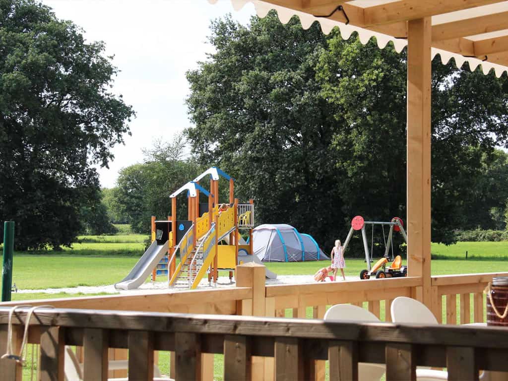 Impressie van het uitzicht van chalet Pioen voor 6 personen op Molecaten Park 't Hout in Bakkeveen, Friesland