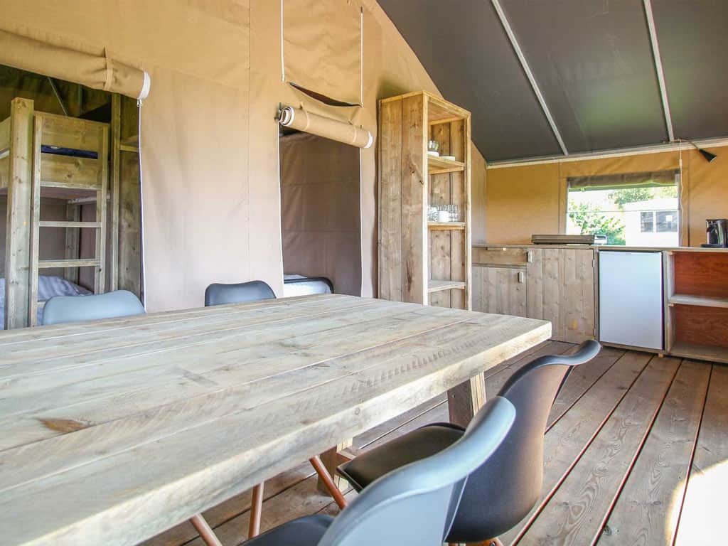 Impressie van de inrichting van de 6-persoons Hunebed tent op Molecaten park Kuierpad in Drenthe