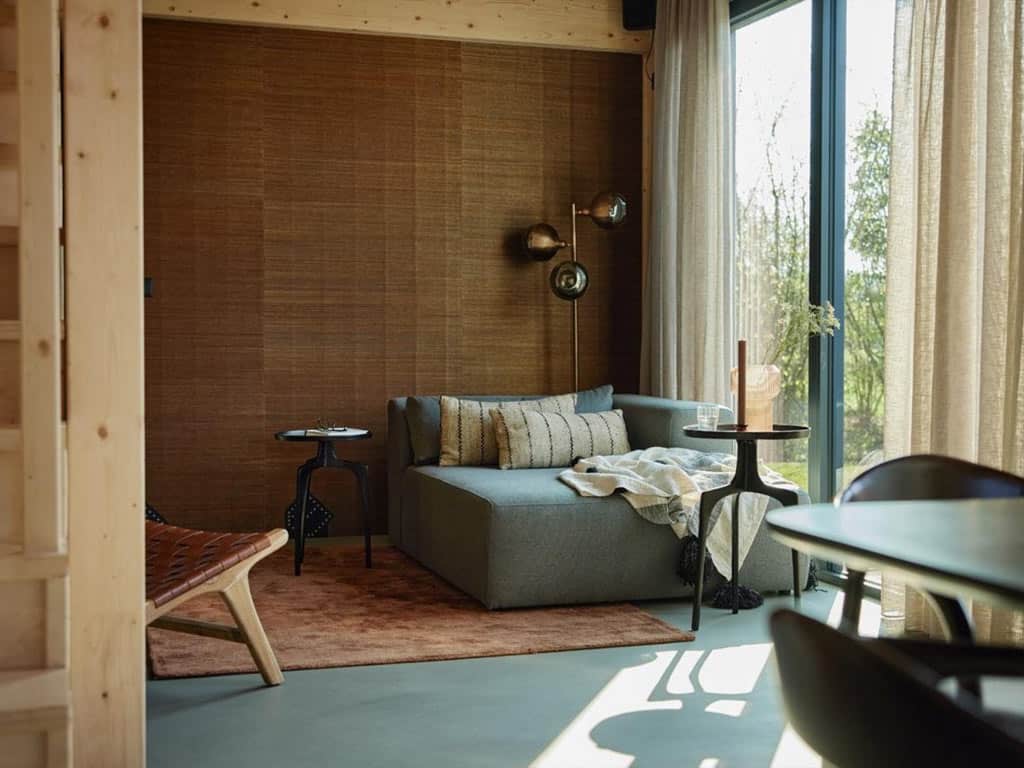 Impressie van het interieur in de 6-persoons lodge Unbrick One met jacuzzi en sauna bij Roodewoud in Drenthe