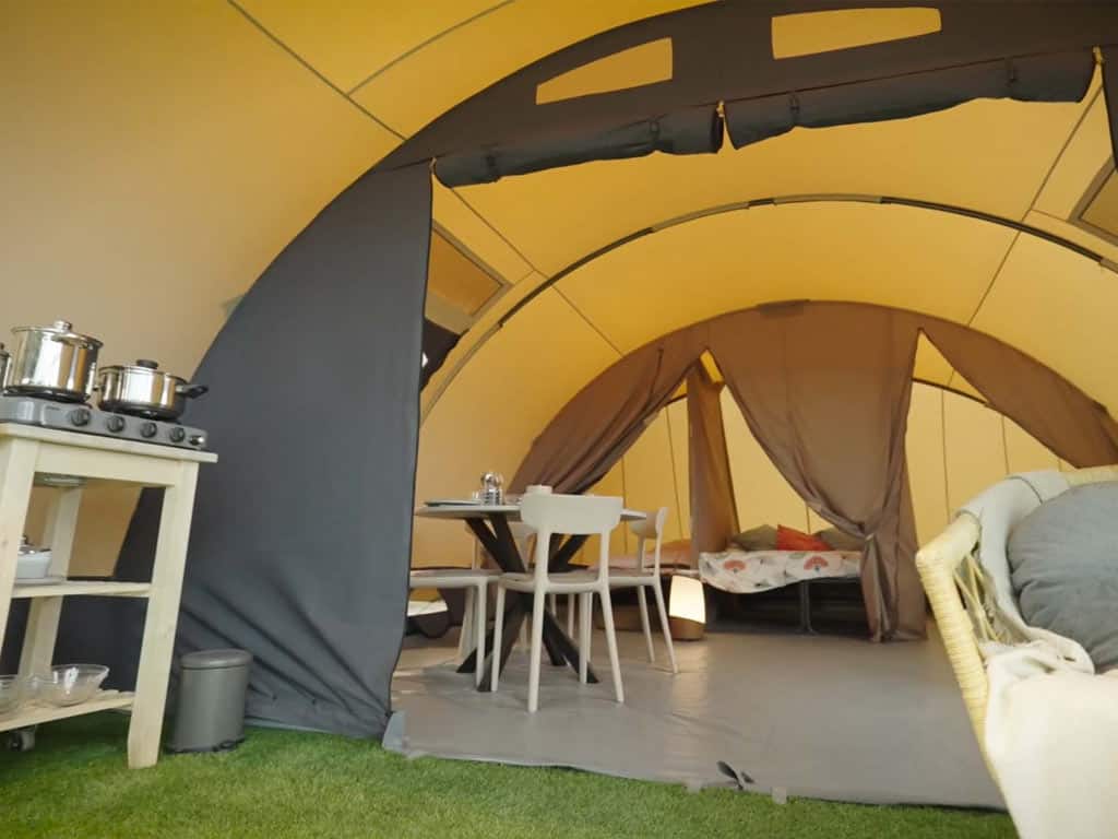 Impressie van het interieur in de 6-persoons tent Papaver op Molecaten Park 't Hout in Bakkeveen
