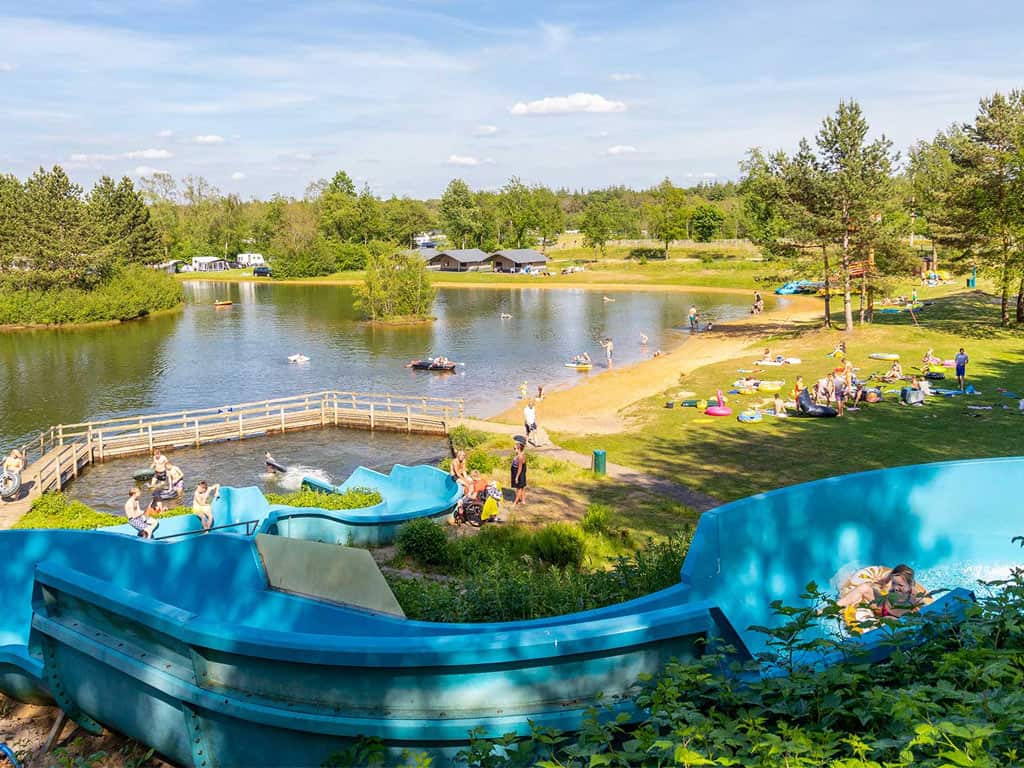 Impressie van de zwem- en speelvijver op vakantiepark en camping Molecaten Park Kuierpad in Drenthe