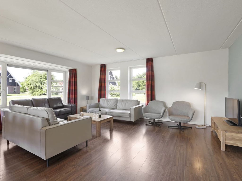Impressie van het interieur in de 10-persoons villa 10F2, een huisje op Landal Waterparc Veluwemeer in Biddinghuizen