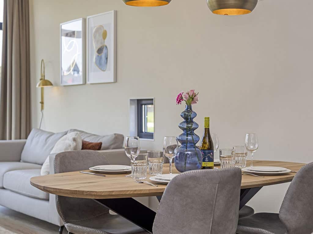 Impressie van de woonkamer in de luxe 4-persoons wellness bungalow 4ELW, een huisje op Landal Waterparc Veluwemeer in Biddinghuizen