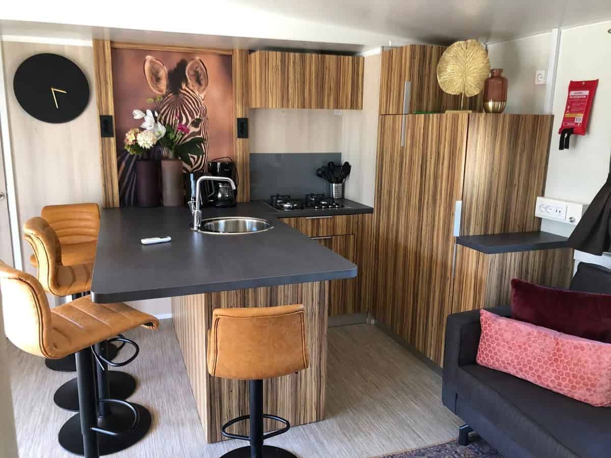 Impressie van de inrichting van het 5-persoons chalet Cosy Unique 2+3 op EuroParcs Veluwemeer