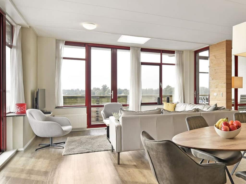 Impressie van de woonkamer in het luxe 6-persoons penthouse 6LPA op Landal Waterparc Veluwemeer in Biddinghuizen