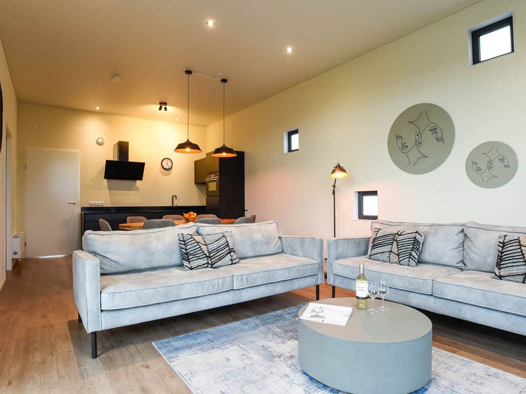 Impressie van het interieur in de 8-persoons bungalow 8C1, een huisje op Landal Waterparc Veluwemeer in Biddinghuizen