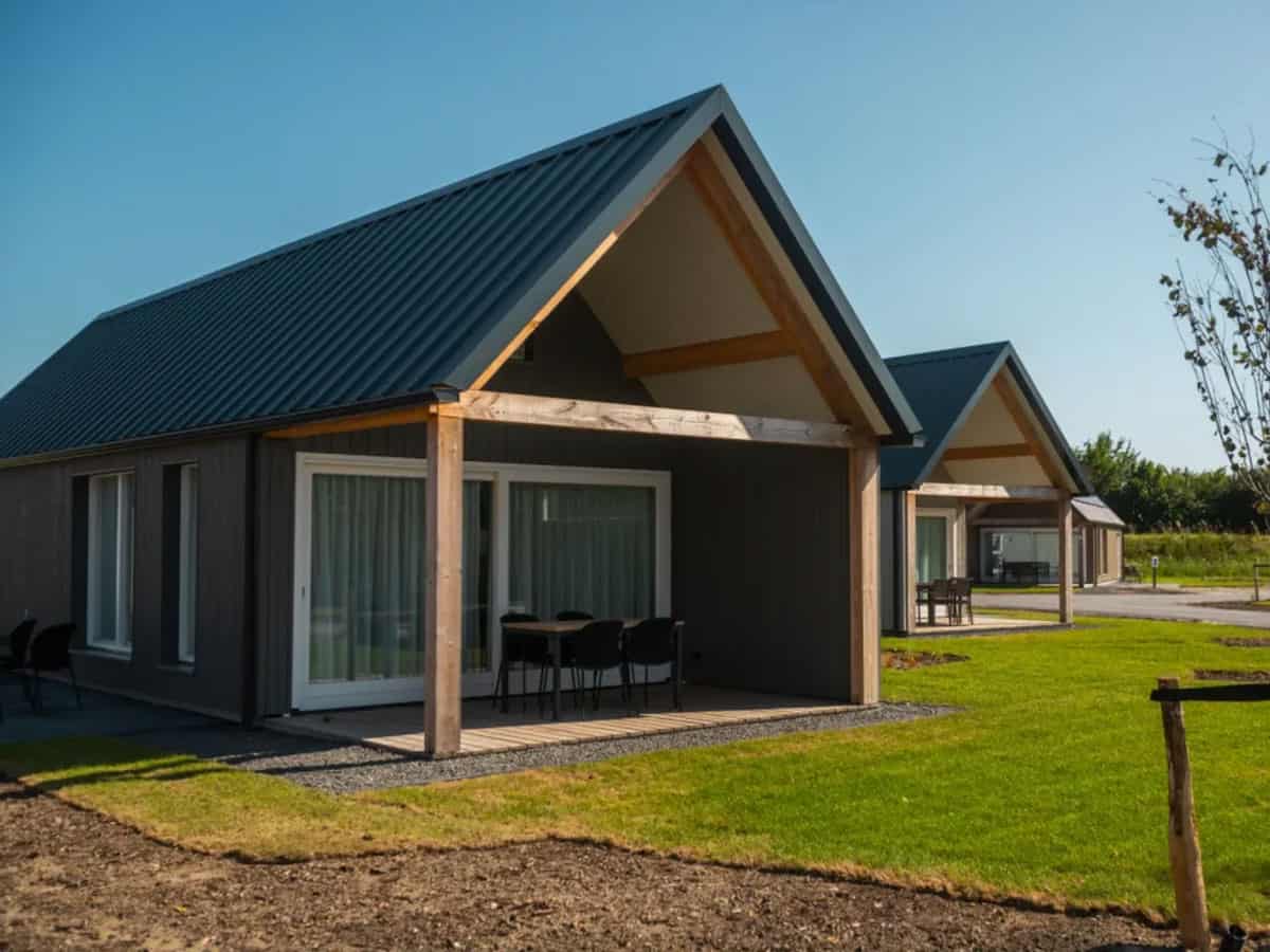 Impressie van een aantal van de huisjes op vakantiepark EuroParcs Cadzand in Zeeland