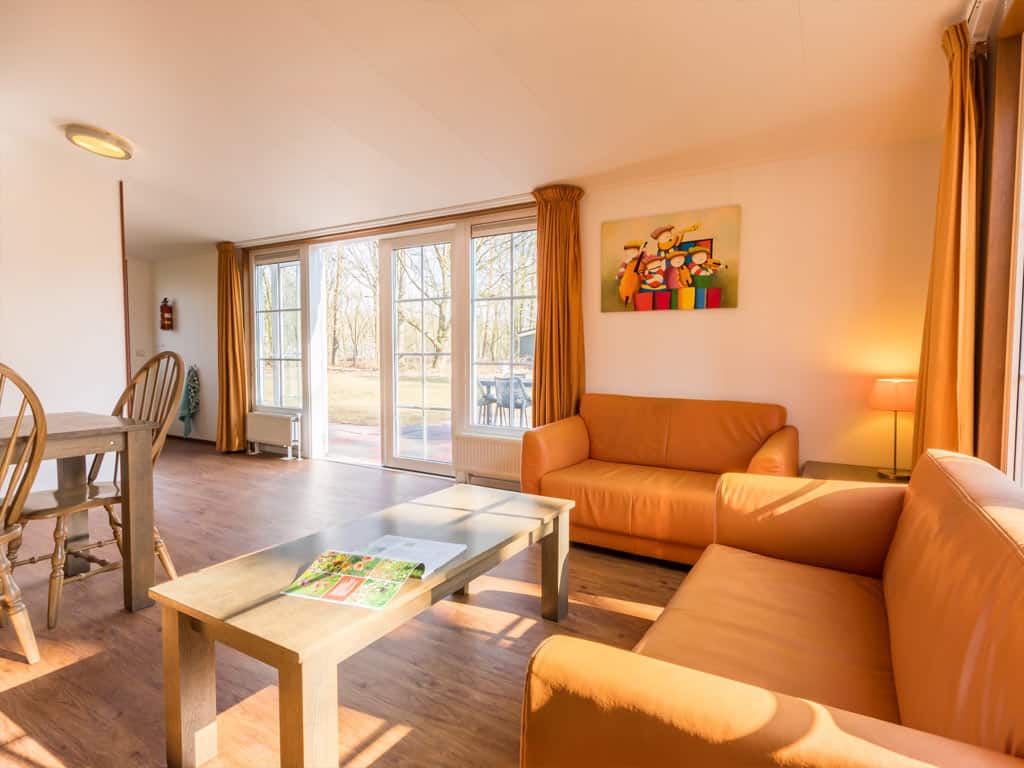 Impressie van het interieur van chalet LU4M, een aangepast huisje voor 4 personen op Roompot Bospark Lunsbergen in Borger
