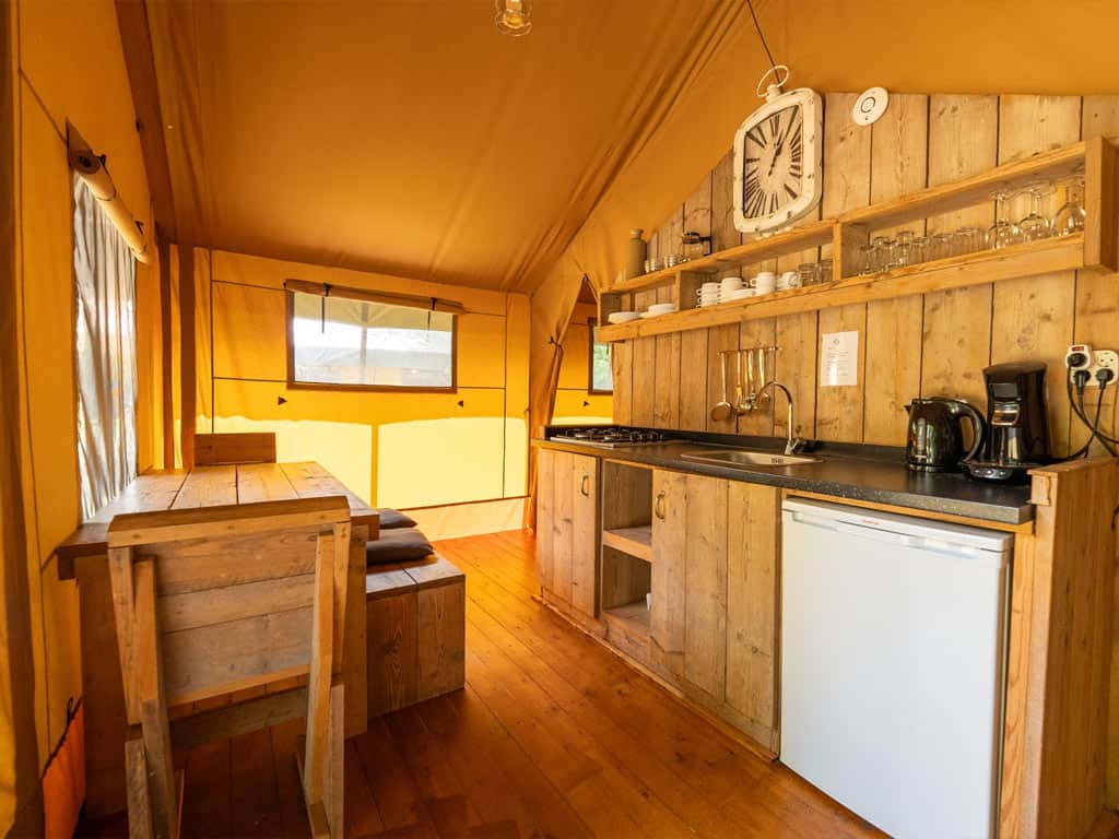 Impressie van het interieur van Safaritent 4, een ingerichte tent voor 4 personen op Roompot Bospark Lunsbergen in Borger