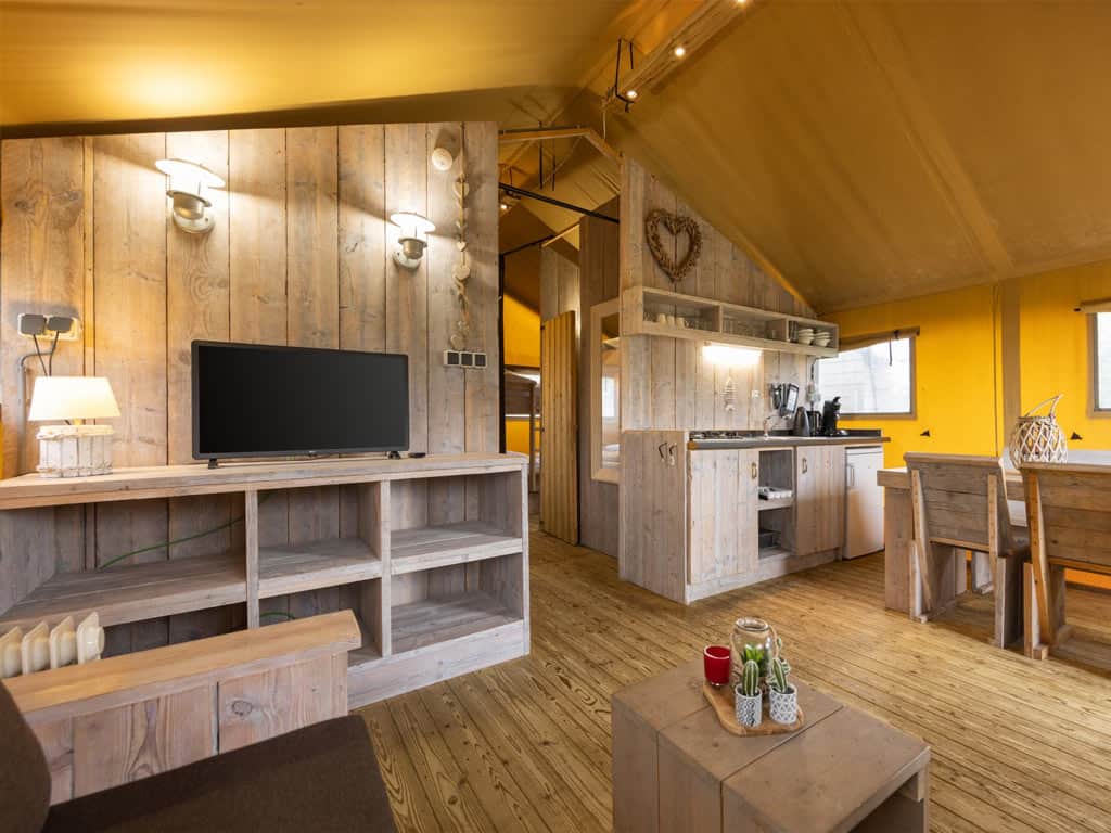 Impressie van de inrichting van safaritent 4 voor 4 personen op Roompot Vakantiepark Callassande in Callantsoog