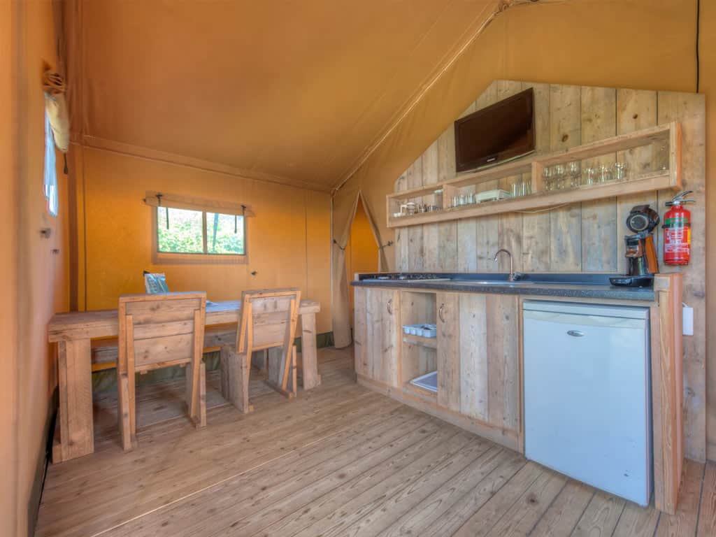 Impressie van de inrichting van de 4-persoons Safaritent 4 op Roompot Vakantiepark Hunzedal in Borger