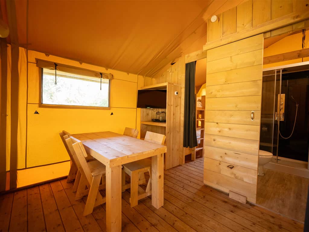 Impressie van de inrichting van de 4-persoons Safaritent 4B op Roompot Vakantiepark Hunzedal in Borger