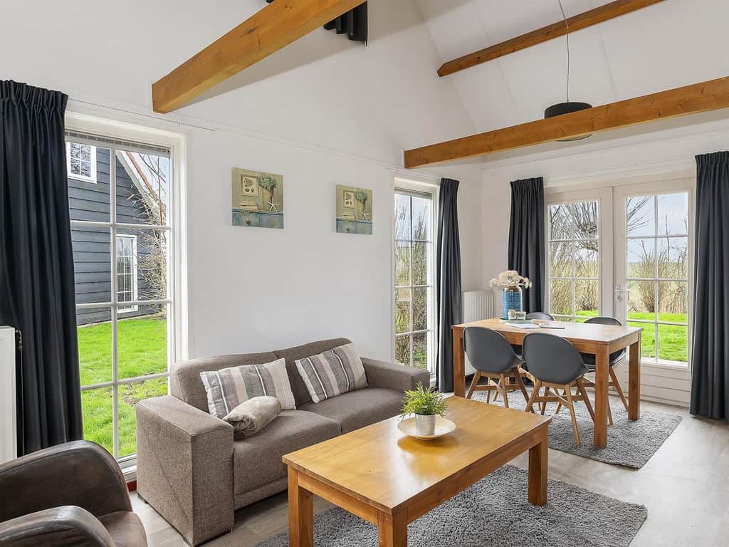 Impressie van de inrichting van de Zeeuwse Cottage voor 4 personen, een huisje op Oosterscheldepark de Stelhoeve in Zeeland