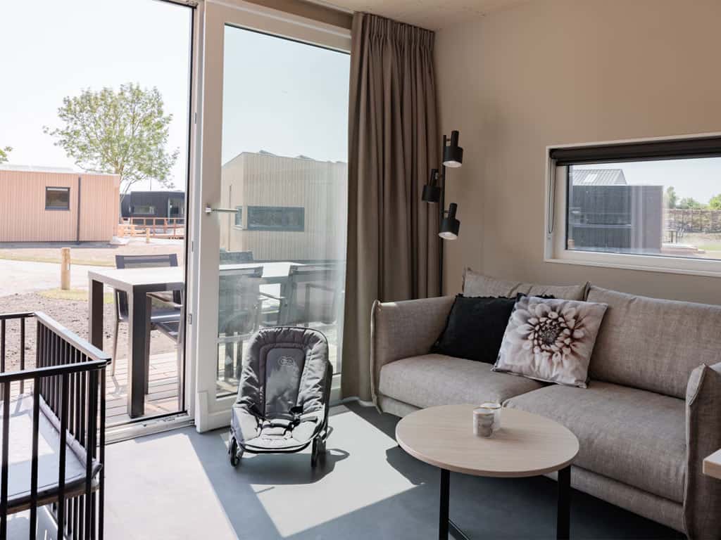 Impressie van de inrichting van de Baby Lodge 2+1 voor 2 personen op Roompot Noordzee Résidence De Banjaard in Zeeland