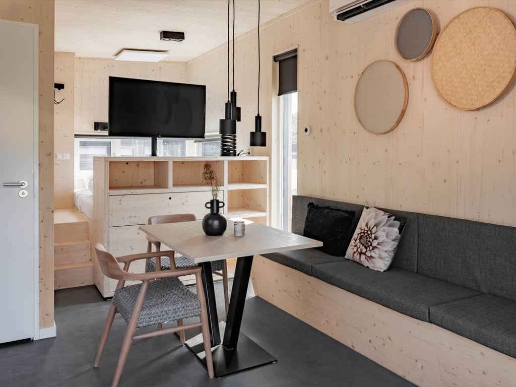 Impressie van de inrichting van de Tiny House 2 lodge voor 2 personen op Roompot Noordzee Résidence De Banjaard in Zeeland