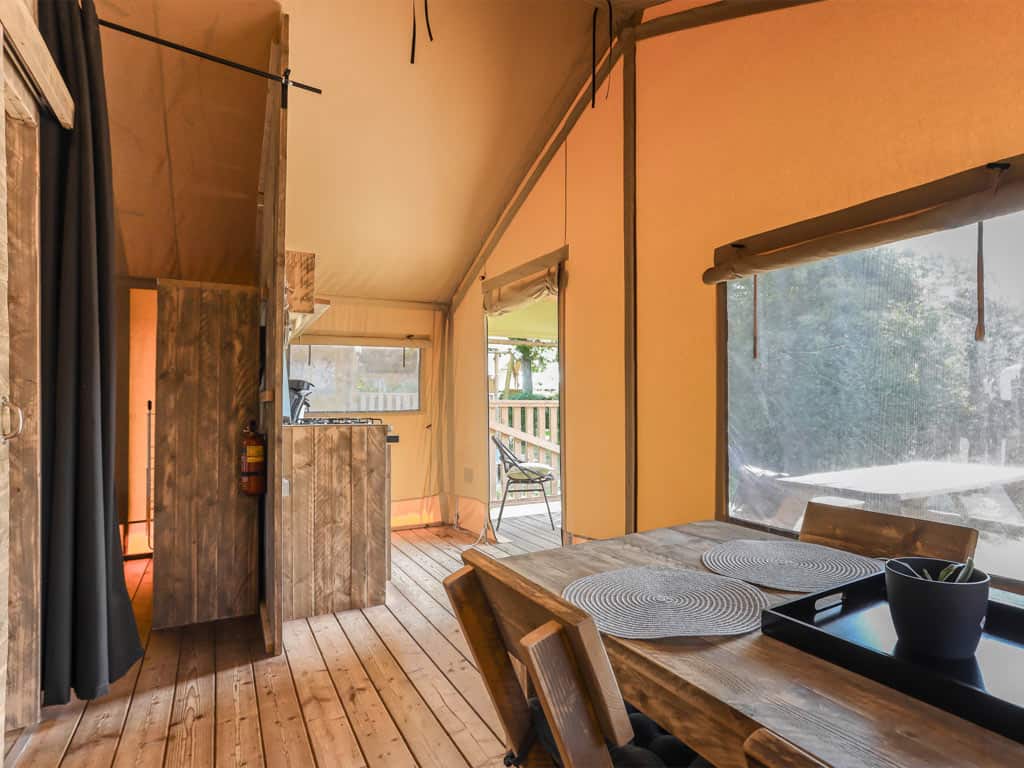 Impressie van de inrichting van de Safaritent 4 op Roompot Camping De Zandput, een 4-persoons glamping tent in Vrouwenpolder