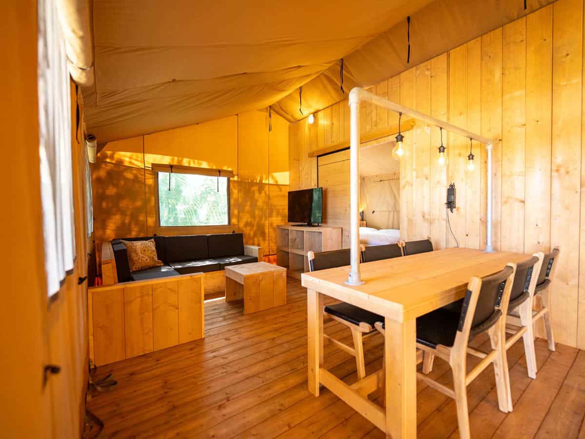Impressie van de inrichting van deze safaritent voor 6 personen op Roompot Glamping Lauwersmeer