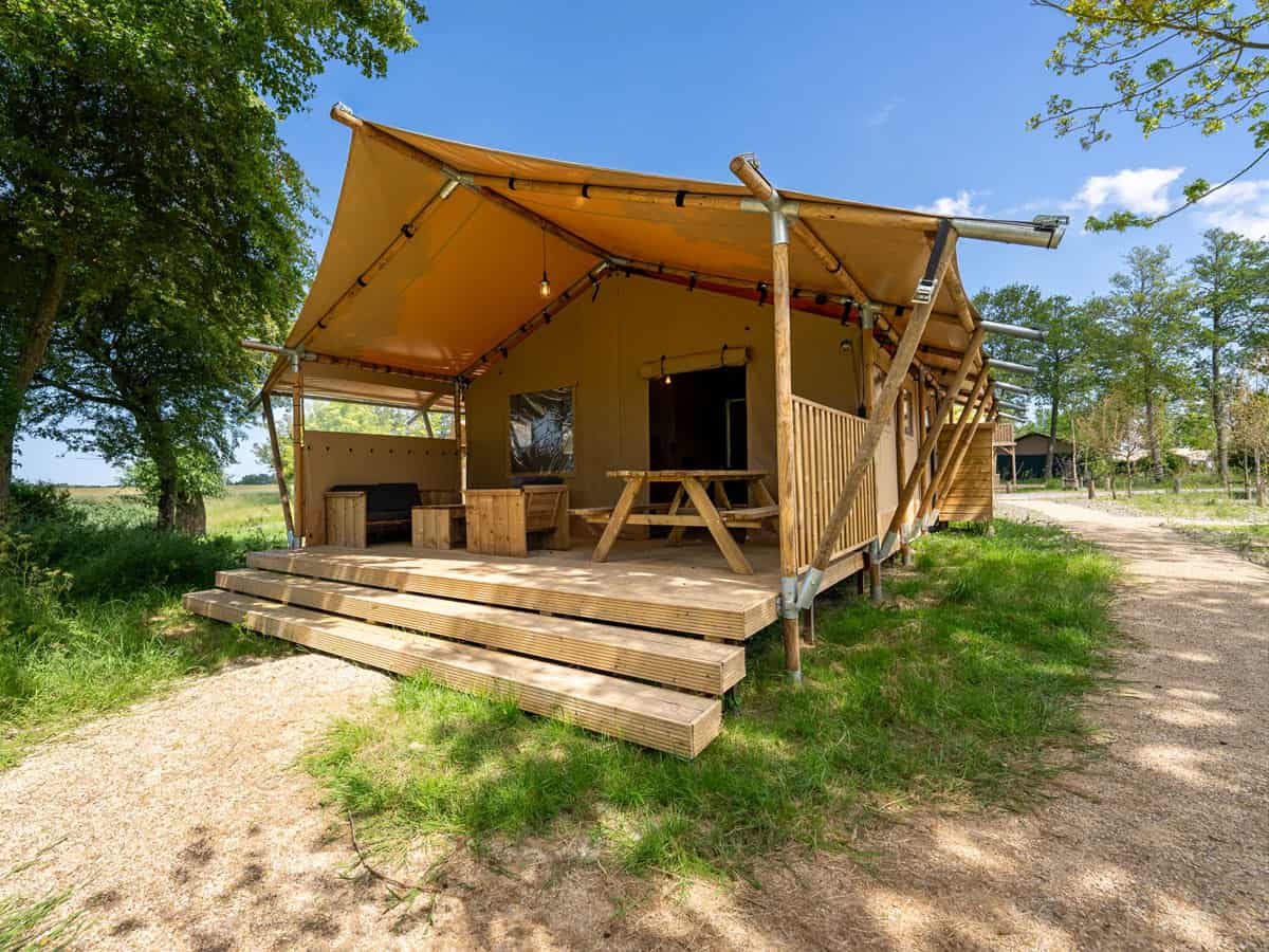 Impressie van een van de tenten van Safaritent 8 voor 8 personen op Roompot Glamping Lauwersmeer in Vierhuizen