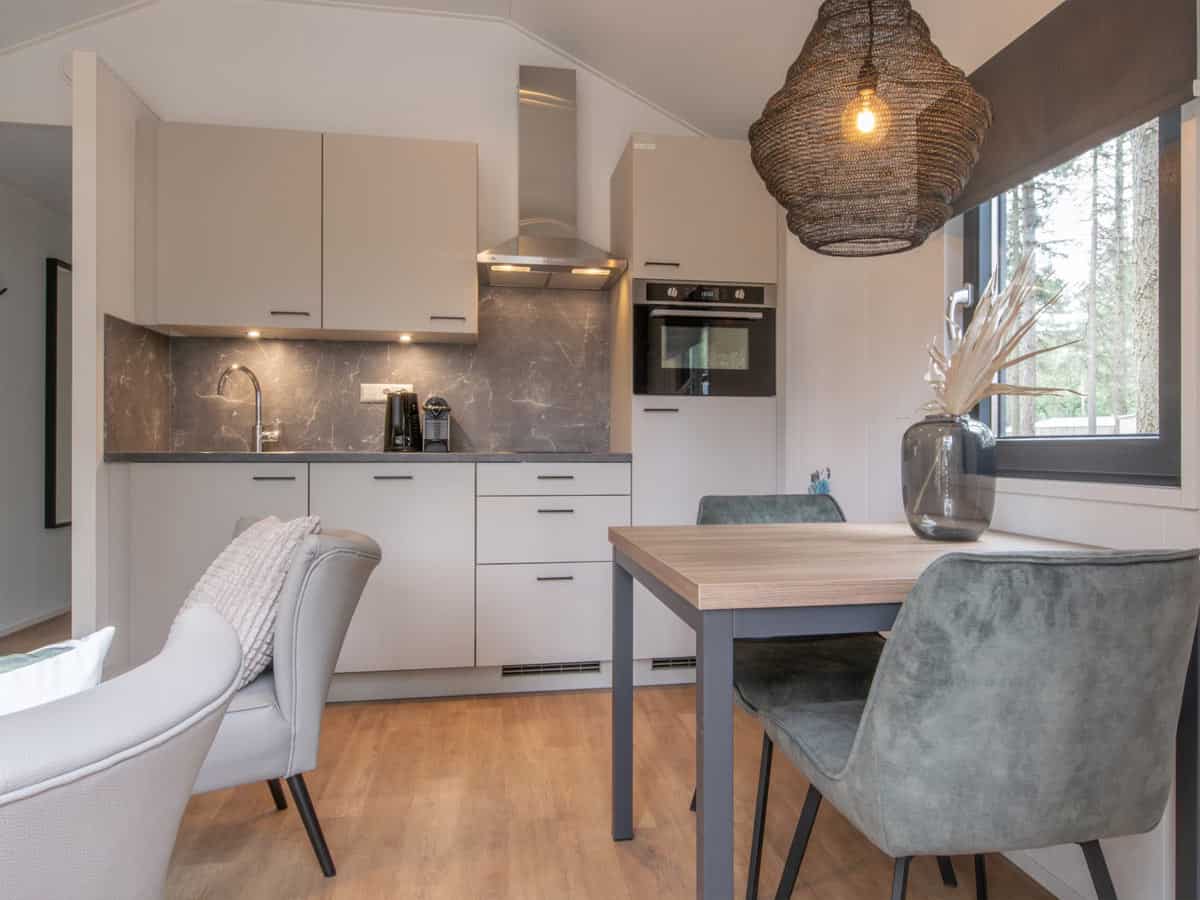 Impressie van de inrichting van Tiny House 2 voor 2 personen op Roompot Bospark ‘t Wolfsven in Mierlo