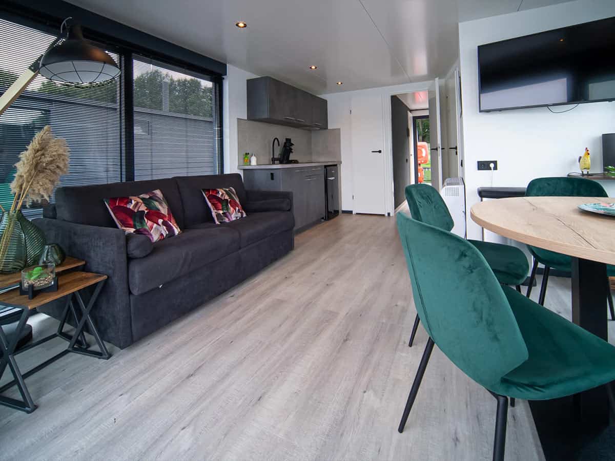 Impressie van de inrichting van de houseboat met dakterras voor 6 personen op Roompot Park Marina Mookerplas in Limburg