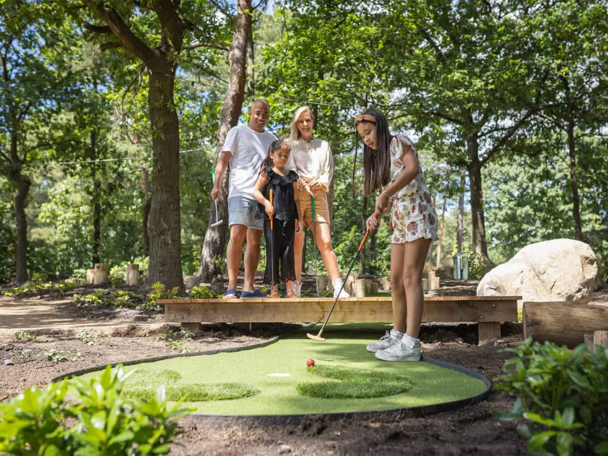 Impressie van de minigolf op het vakantiepark Roompot Park De Peel in Vlierden, Noord-Brabant