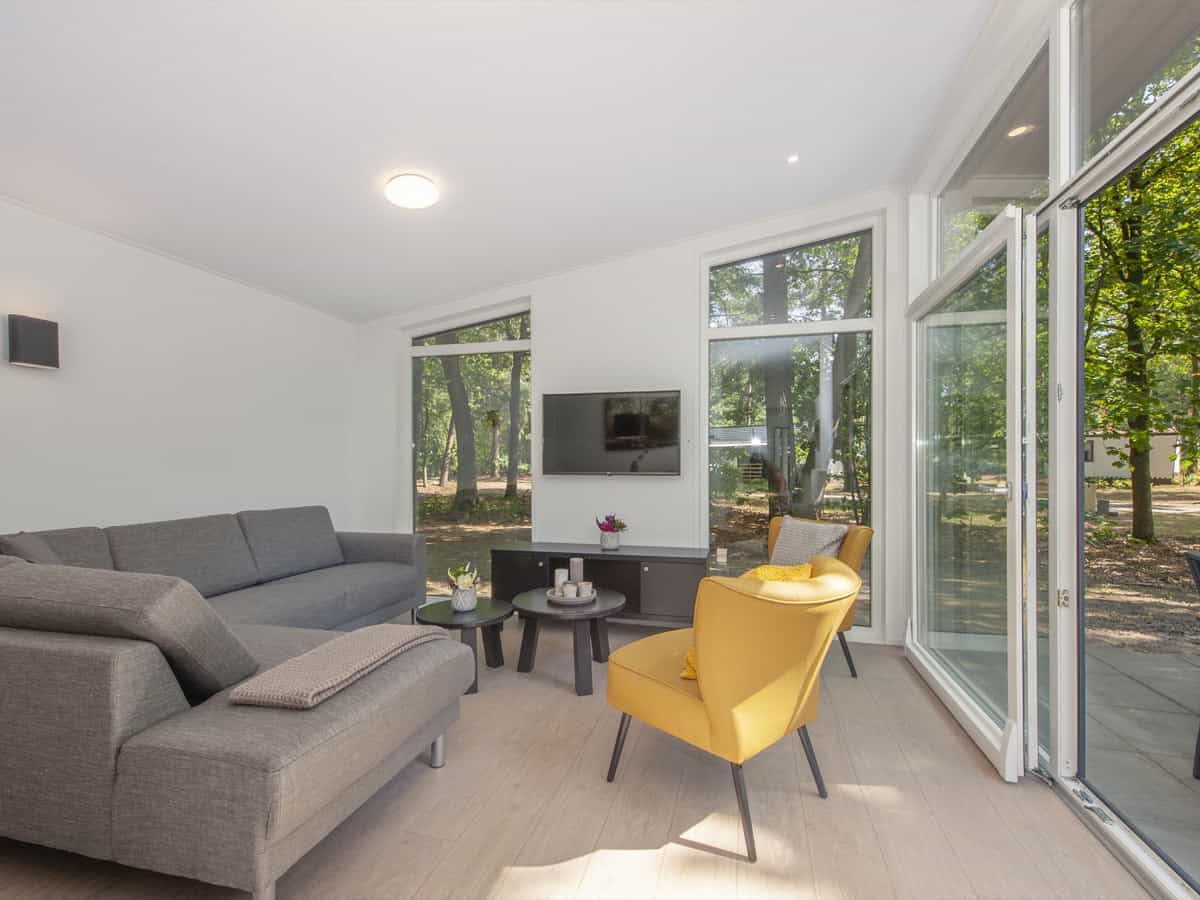 Impressie van de inrichting van lodge 6 voor 6 personen op Roompot Bospark ‘t Wolfsven in Mierlo