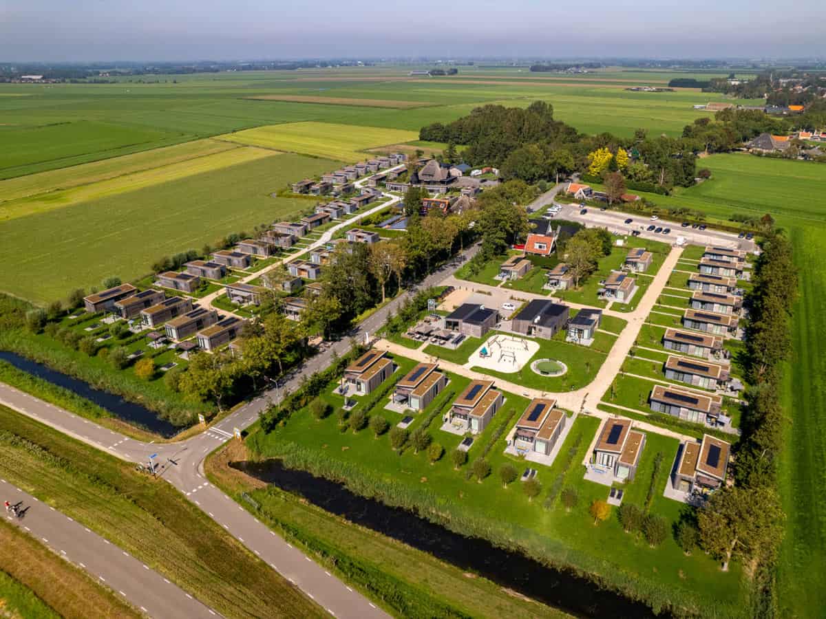 Impressie van Roompot Park Wijdenes, een kleinschalig en autovrij vakantiepark aan het Markermeer