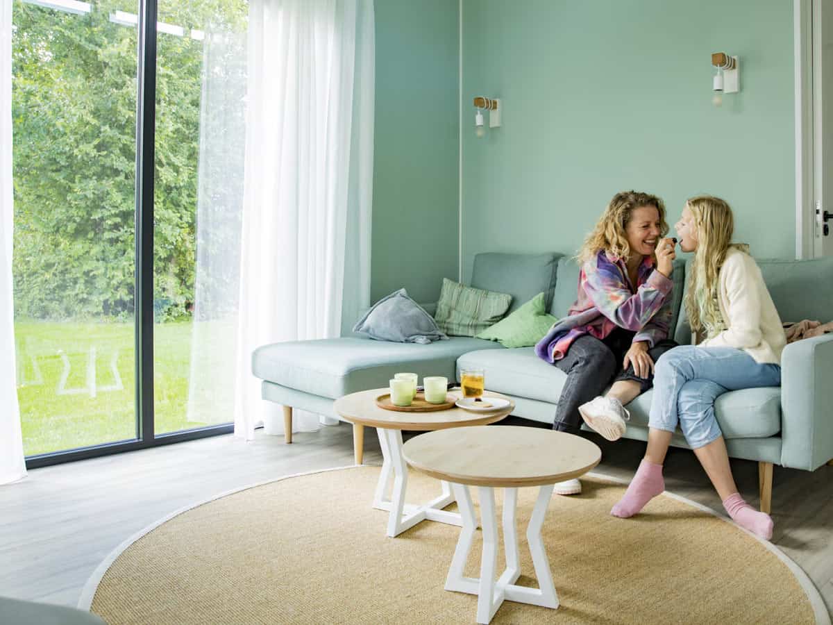 Impressie van de inrichting van een lodge bij Roompot Park Wijdenes