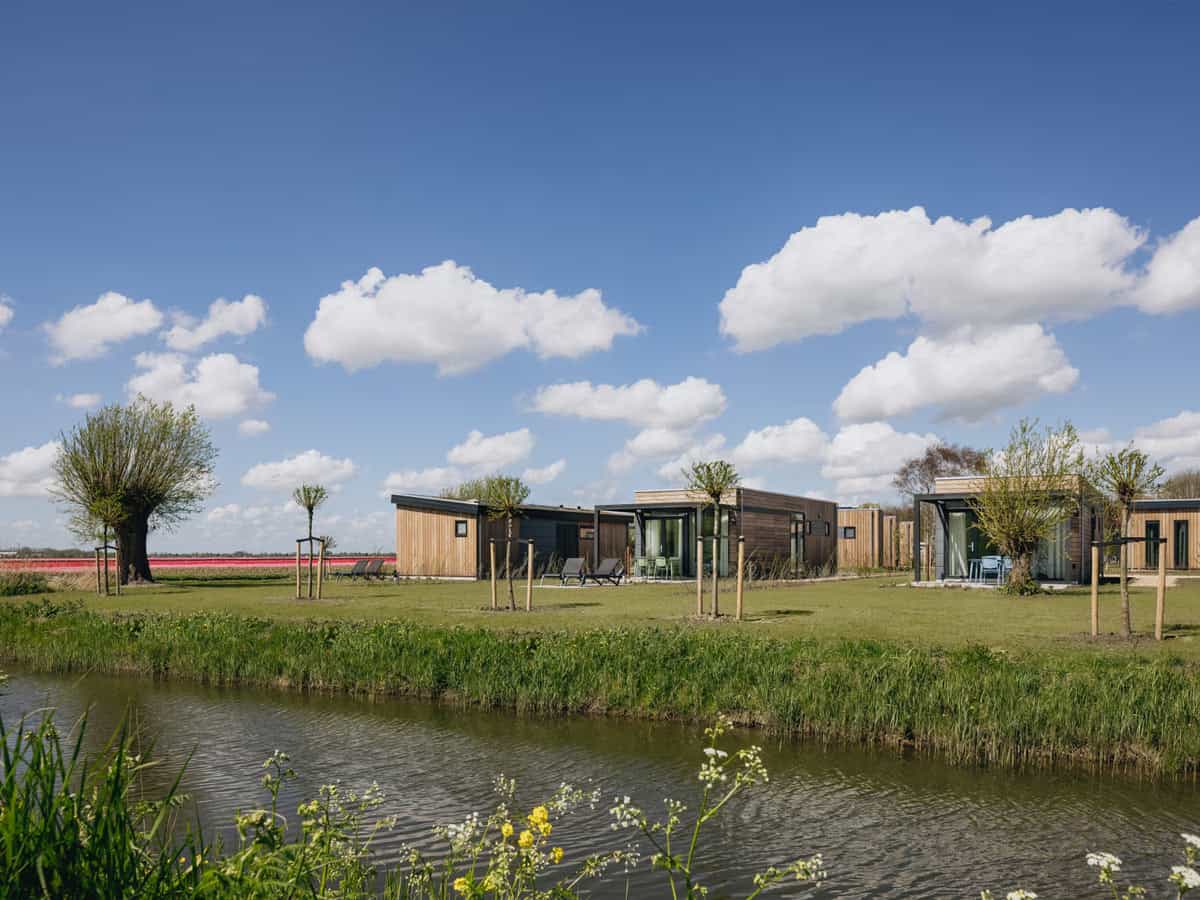 Impressie van de duurzame lodges op Roompot Park Wijdenes, aan het Markermeer