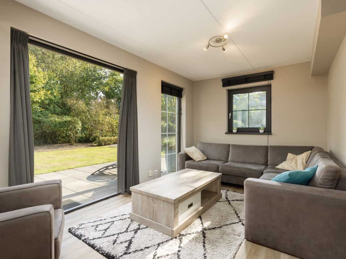 Impressie van de inrichting van bungalow Vuurvlinder 4 voor 4 personen op Roompot Recreatiepark De Tolplas
