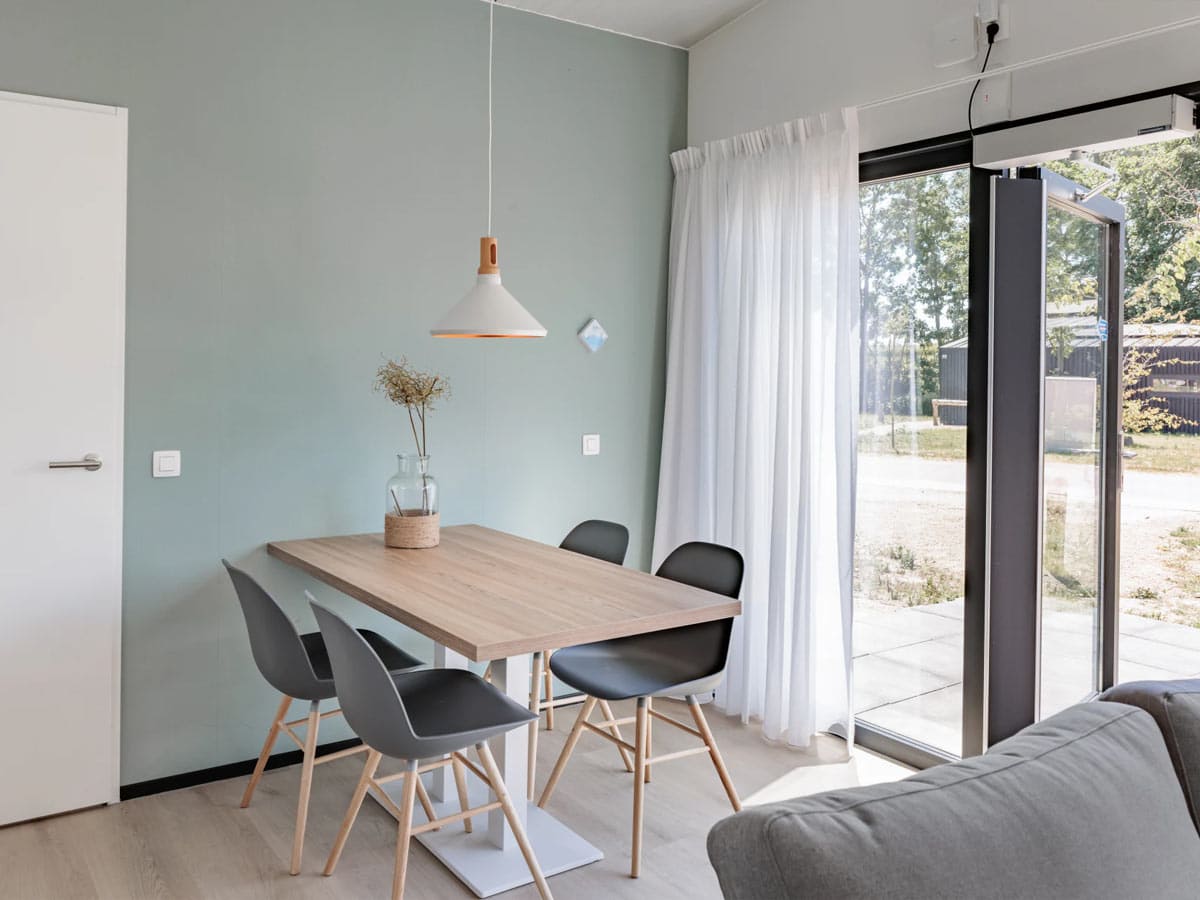 Impressie van de inrichting van de aangepaste lodge Meadow 4M voor 4 personen op Roompot Lakeside Resort Brielle