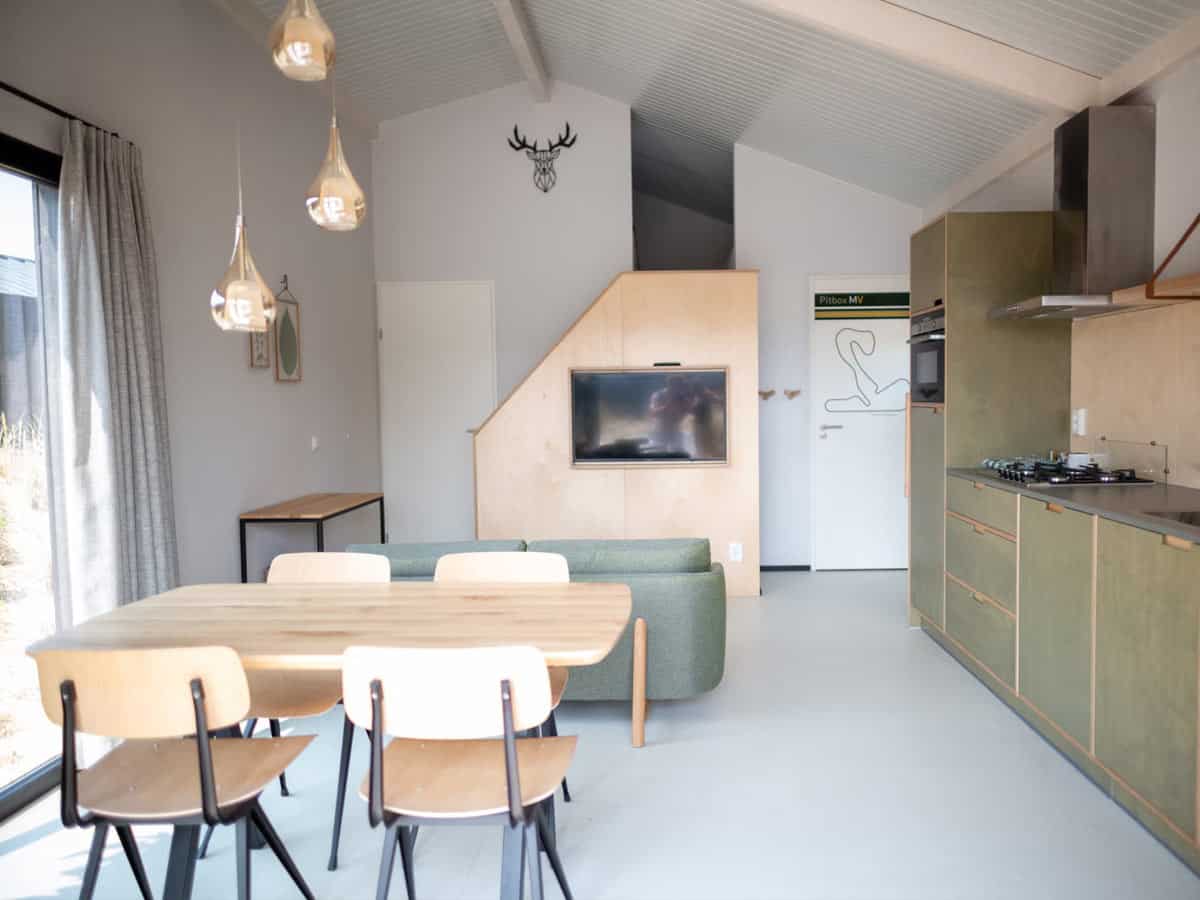 Impressie van de inrichting van lodge Pitstop 4 voor 4 personen op Roompot Zandvoort