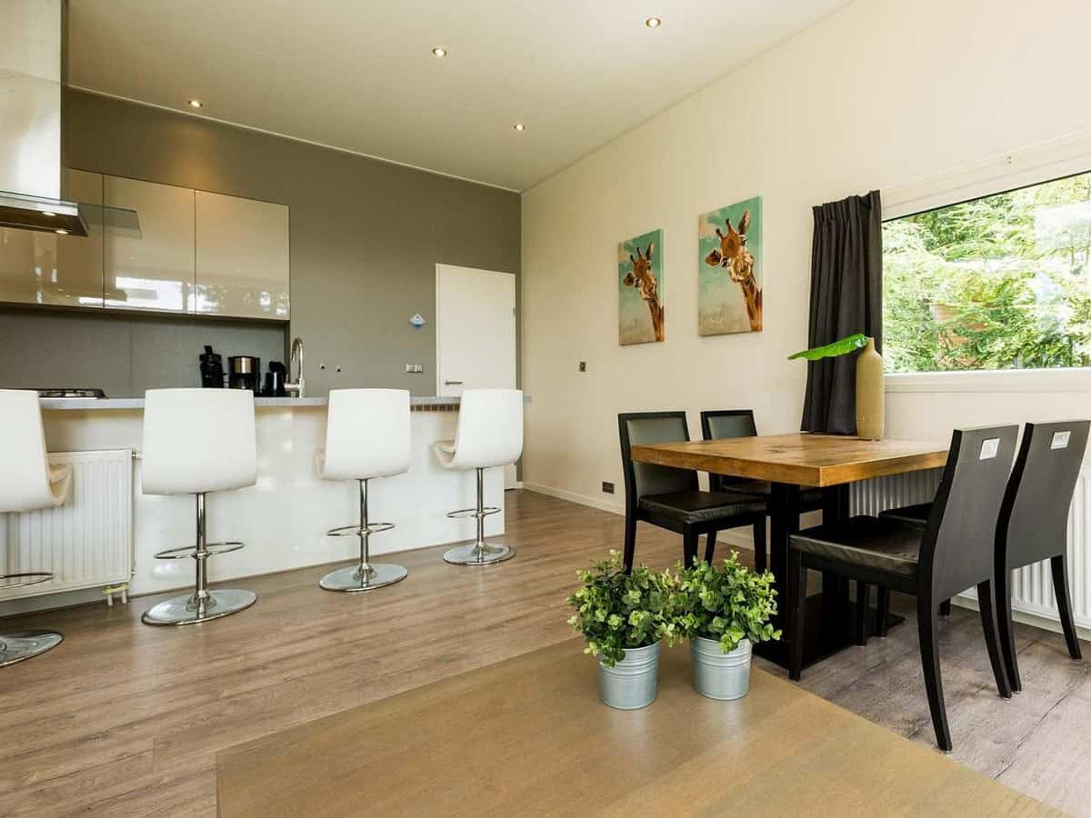 Impressie van de inrichting van lodge Module II Wellness voor 5 personen op TopParken Landgoed de Scheleberg in Lunteren