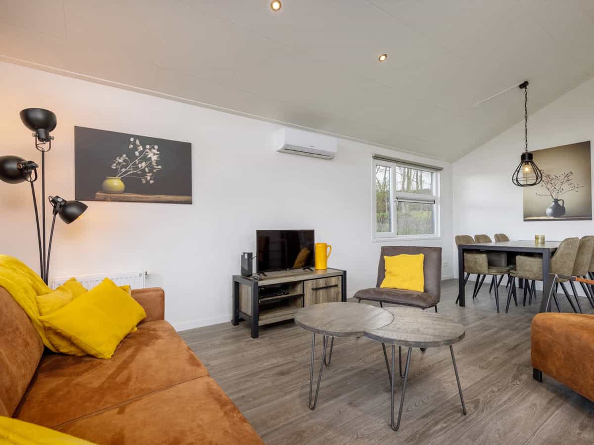 Impressie van de inrichting van lodge Schipbeek 6 voor 6 personen op Roompot Recreatiepark De Tolplas