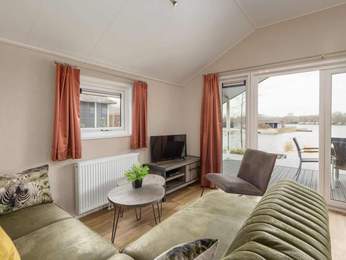 Impressie van de inrichting van lodge Wendel 6 voor 6 personen op Roompot Recreatiepark De Tolplas