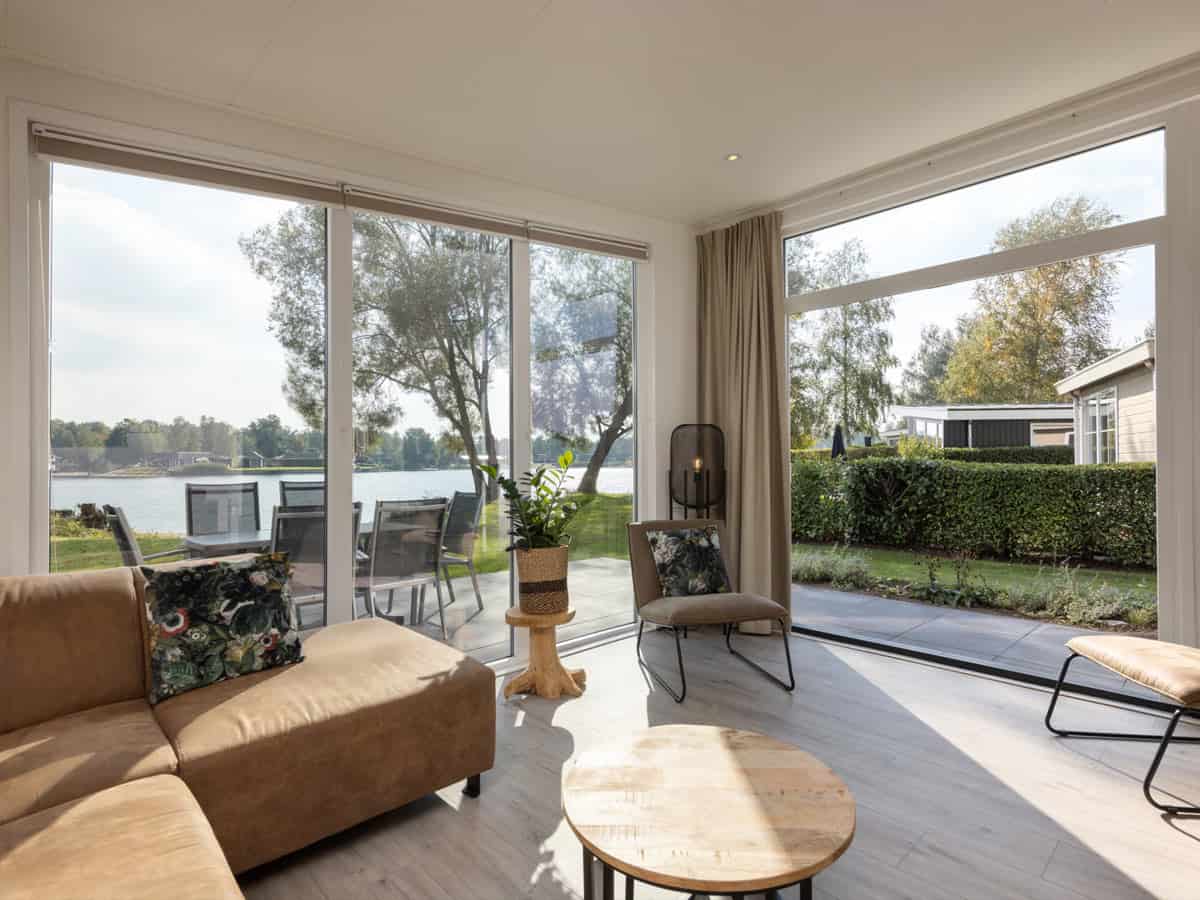 Impressie van de inrichting van Waterlodge 6 voor 6 personen op Roompot Recreatiepark De Tolplas