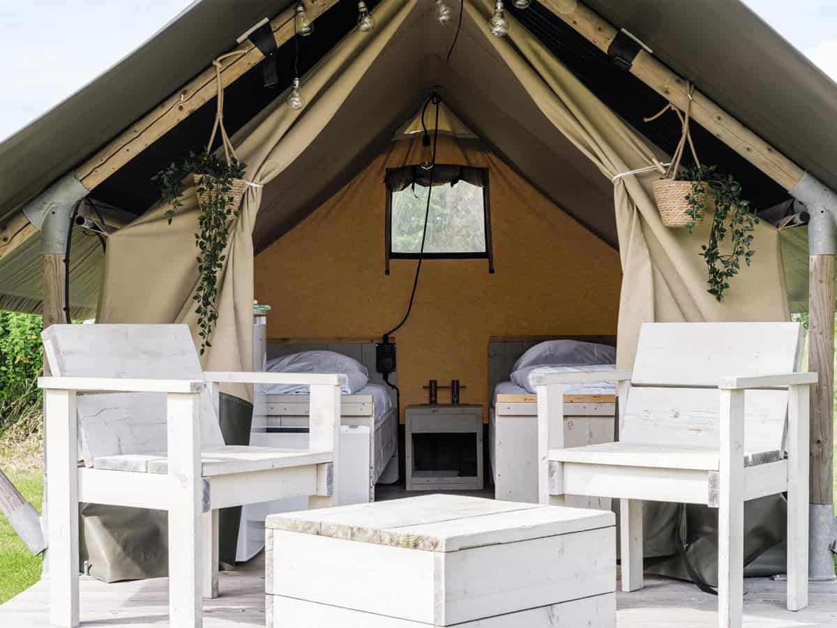 Impressie van de inrichting van de Duolodge voor 2 personen op Camping 't Noorder Sandt