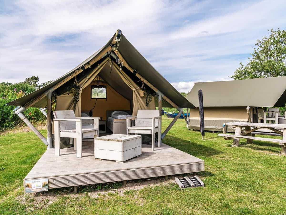 Impressie van de Duolodge, een ingerichte glamping tent voor 2 personen op Camping 't Noorder Sandt in Julianadorp aan Zee