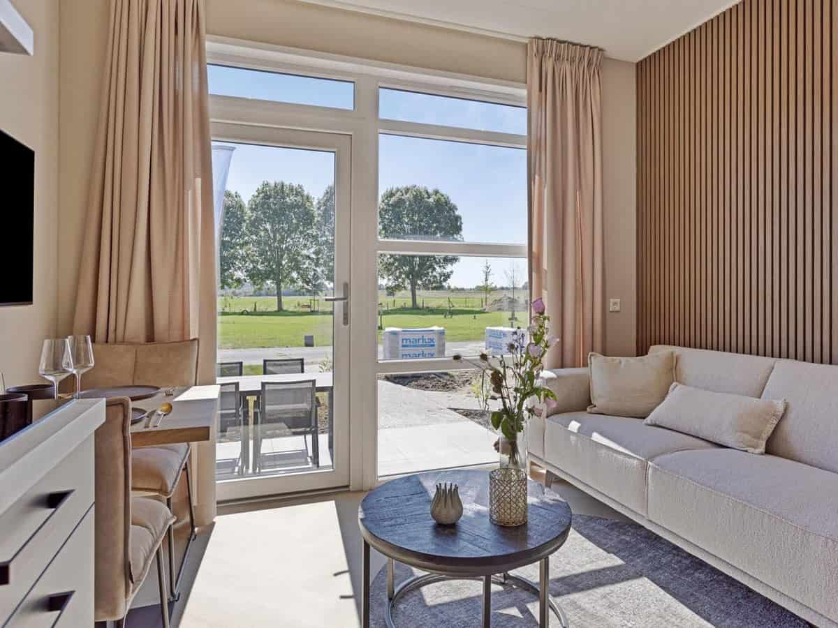 Impressie van de inrichting van het Tiny House voor 2 personen op TopParken Resort Lexmond
