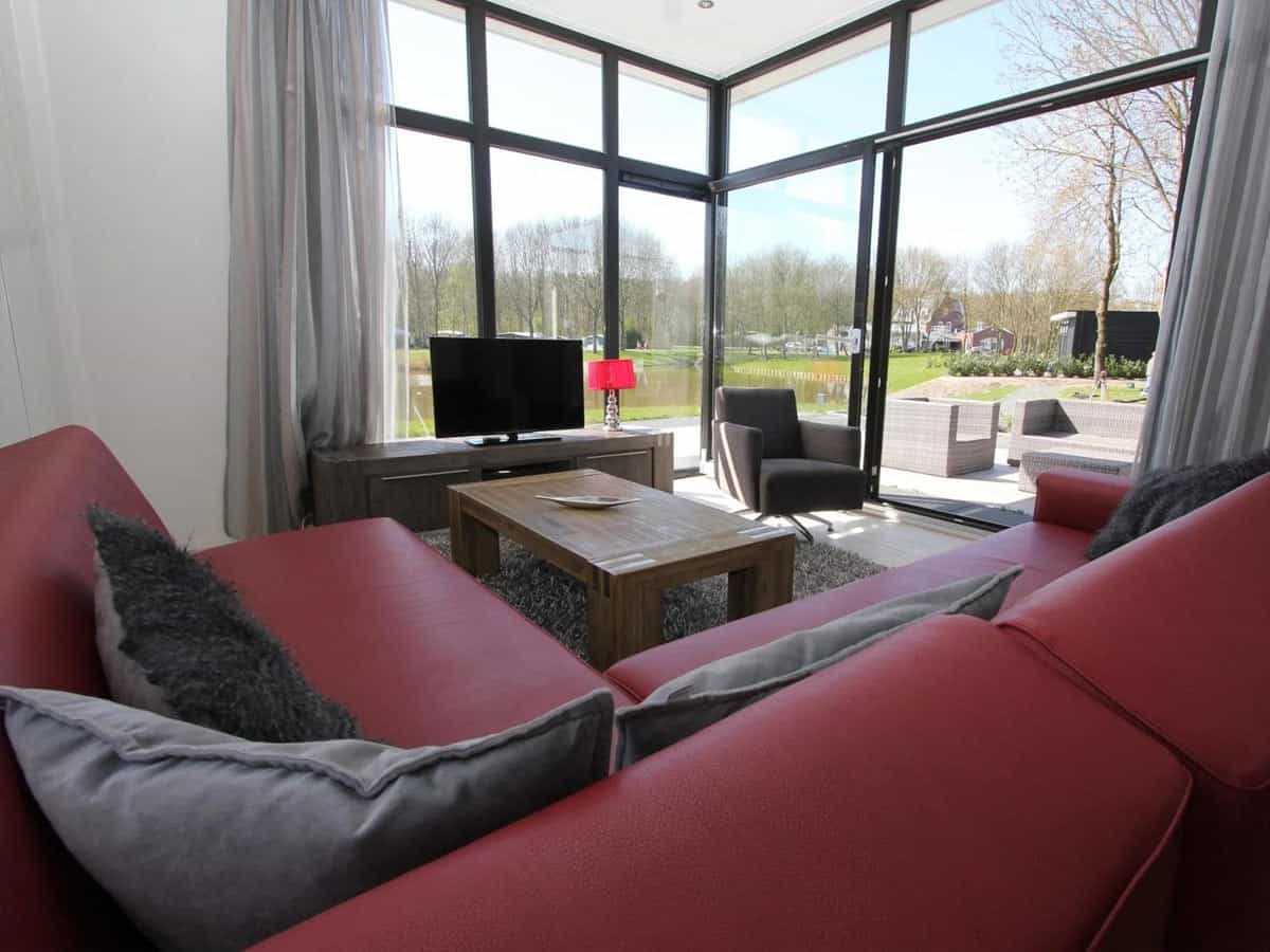 Impressie van de inrichting van de L-Cube 4 voor 4 personen op EuroParcs De Zanding in Otterlo